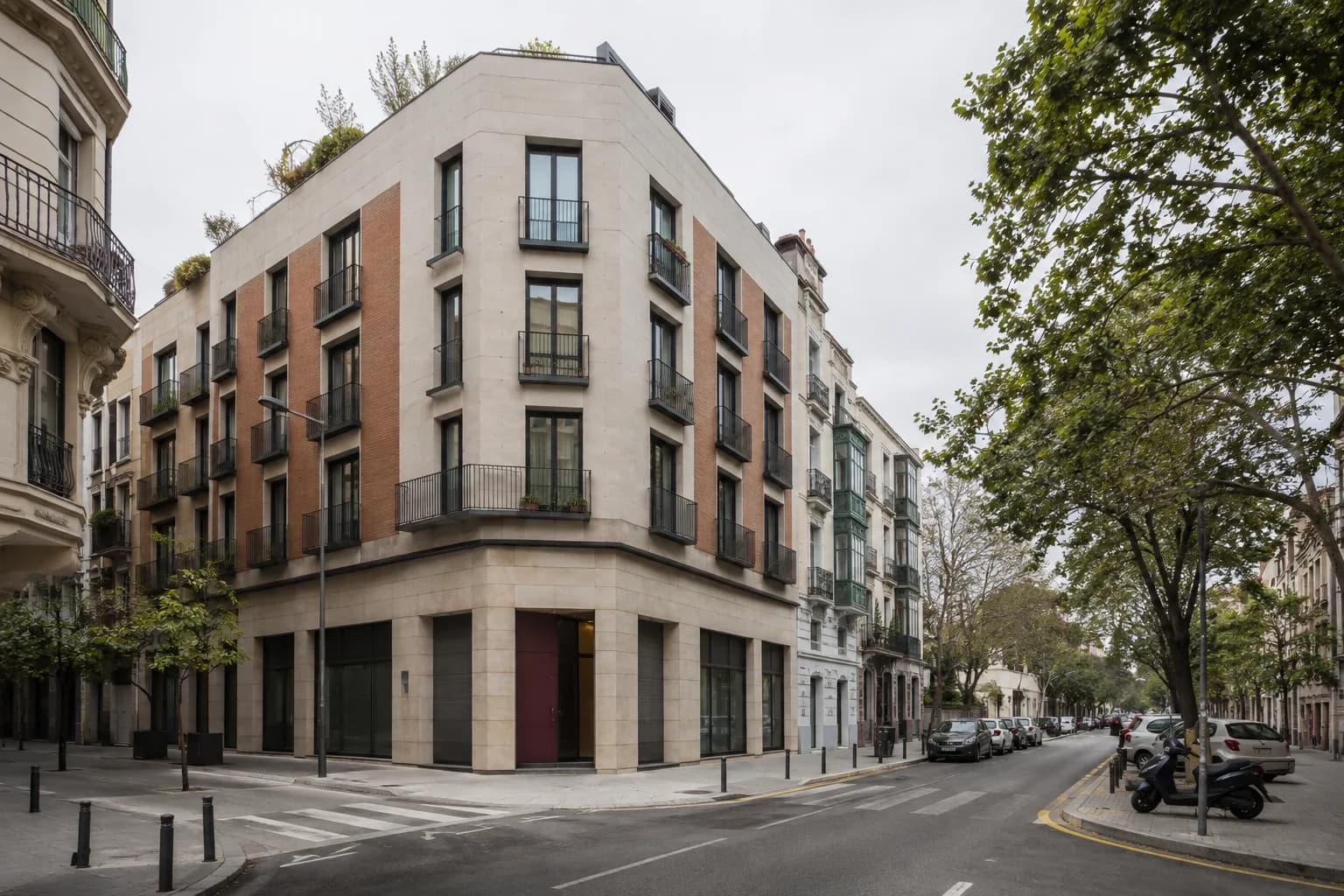 Edificio urbano español con oficinas y locales